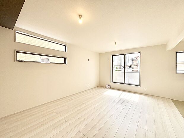 大きな窓からたっぷりの陽光と風を感じられるリビング