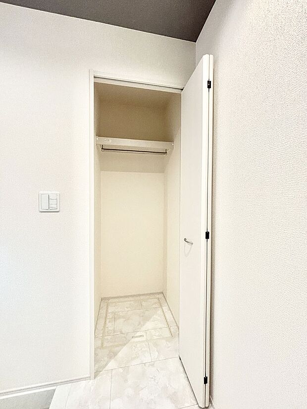 玄関ホール収納です。掃除道具やお出かけ用グッズの収納に便利です。