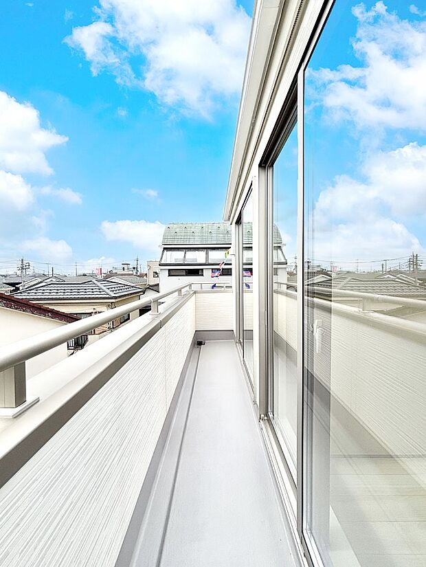 暖かな陽光が降り注ぐバルコニーはお洗濯におすすめ。爽やかな風も心地よいです。