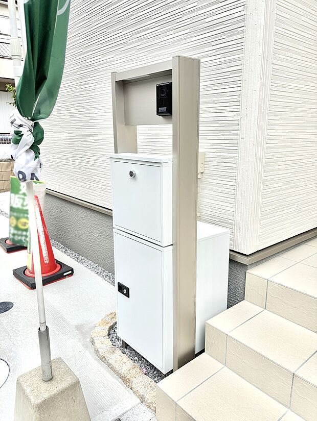 シンプルデザインのポスト。