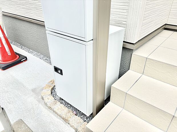 外観「宅配ボックス」 時間を気にせず宅配物をいつでも安全に受け取れます。