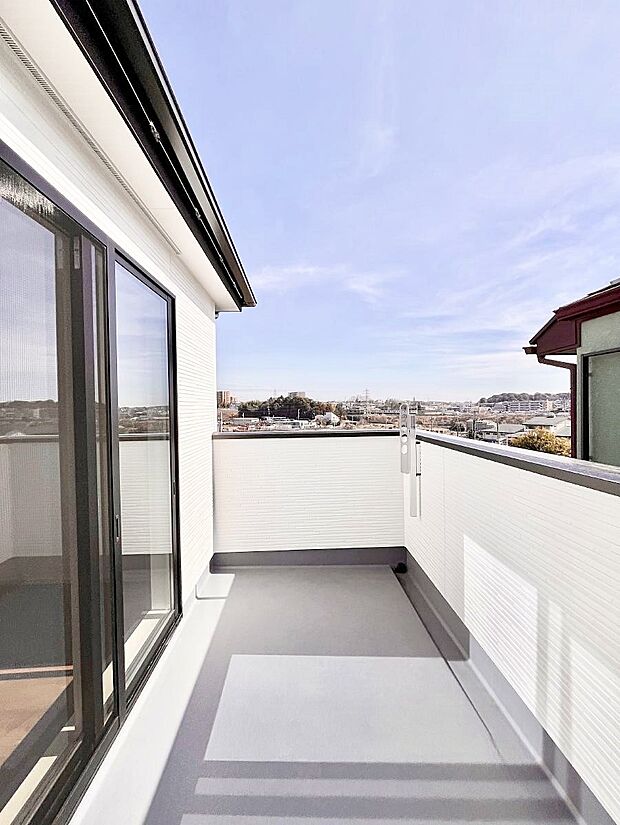 広々バルコニーでお洗濯物が気持ちよく乾きます。