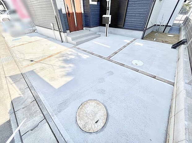 2台(車種による)駐車可!ご家族みんなの自転車も置ける広々カースペース。