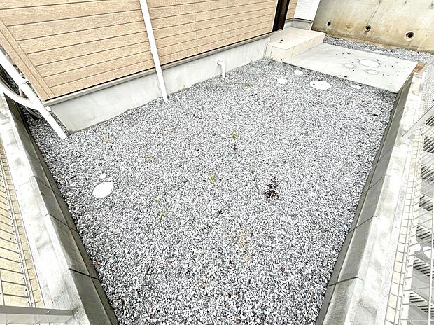 ガーデニングや家庭菜園も楽しめるお庭付き。