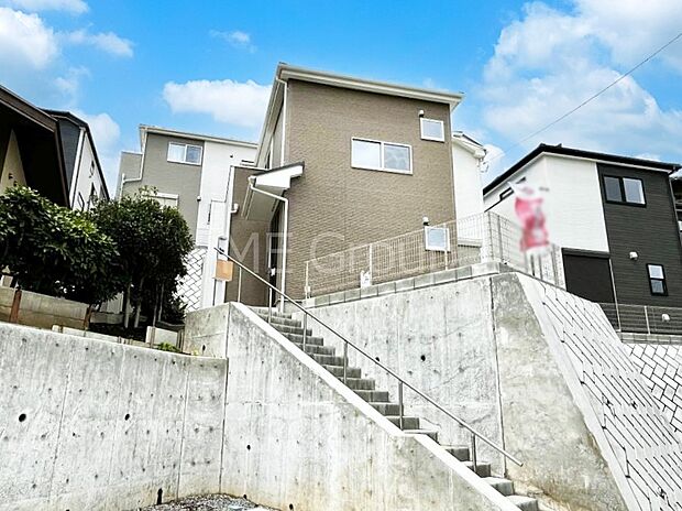 洗練された外観、上質な住空間が広がる室内は永く安心して過ごせる住居です。