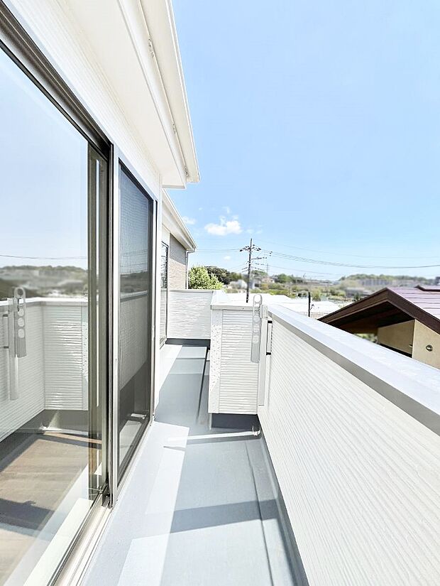 暖かな陽光が降り注ぐバルコニーはお洗濯におすすめ。爽やかな風も心地よいです。