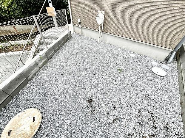住まいに明るい光と開放感を演出してくれる庭スペース付き