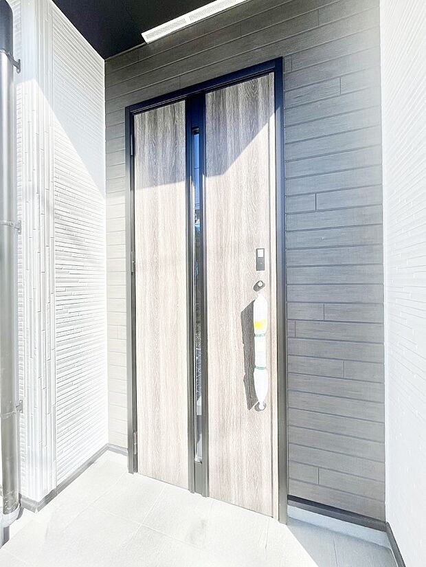 玄関前は雨が降っても濡れにくい屋根付き