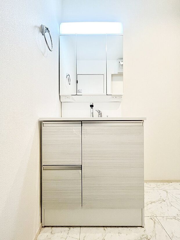 収納力と機能性に優れた洗面化粧台