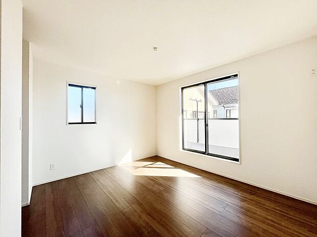 バルコニーが開放感をプラスしてくれる洋室