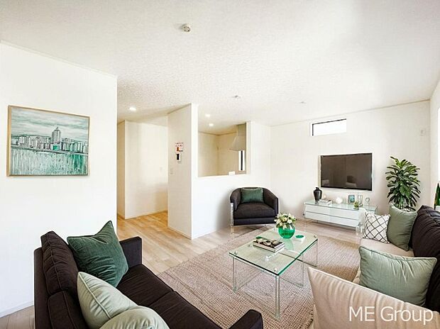 プライバシーも守れる2階リビングは明るく開放感たっぷり！　※家具はCGです