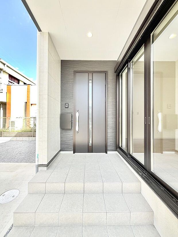 大切な家族、来客を出迎える玄関。