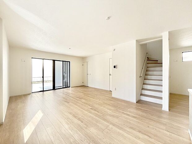 家族団らんの時間も増えそうなくつろぎのリビングダイニング。