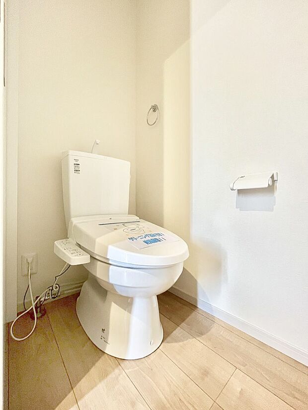 明るく清潔感のあるトイレです。