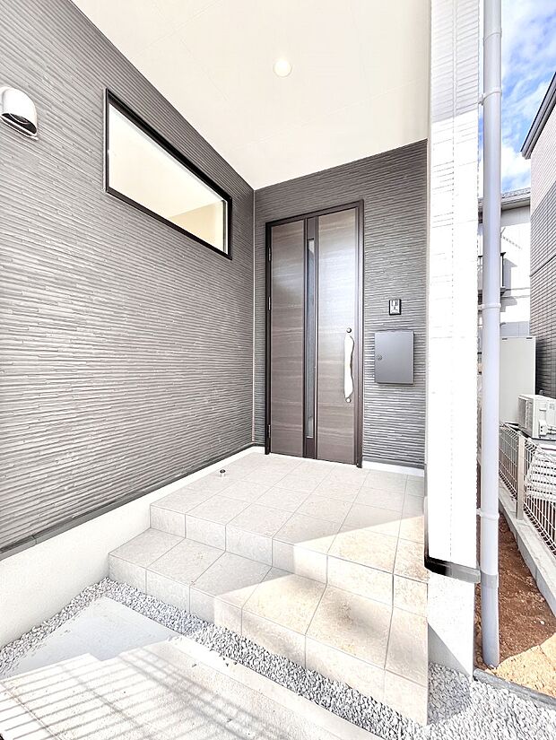 大切な家族、来客を出迎える玄関。