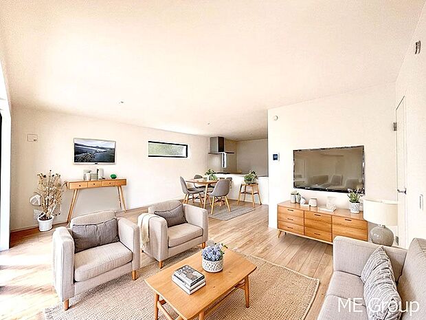 ご家族の賑やかな話し声で包まれる明るいリビング  ※家具はCGです