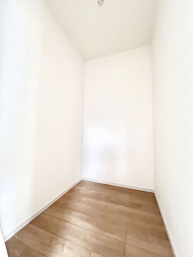 リビング収納。ここに収納があると物が集まるLDKがスッキリ片付きそうですね。  