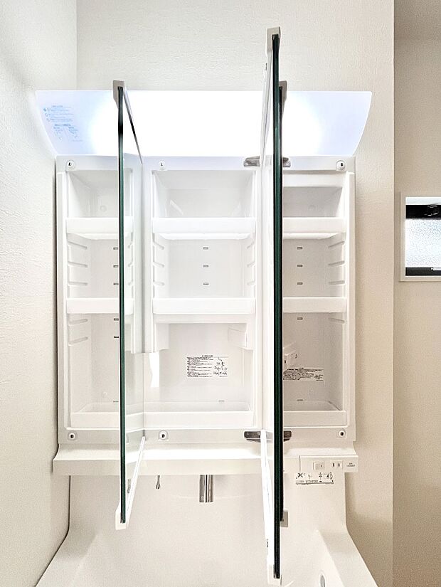 三面鏡の裏に、化粧品や衛生用品などを収納可能。洗面台をすっきりと保ちます！