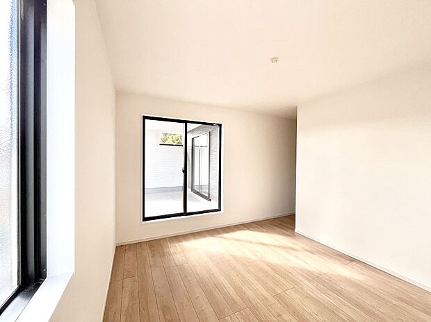 明るいバルコニーサイドに洋室を設置。目覚めの良い寝室に。 