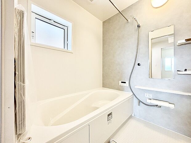 一日の疲れを癒してくれる明るい清潔感のあるバスルーム