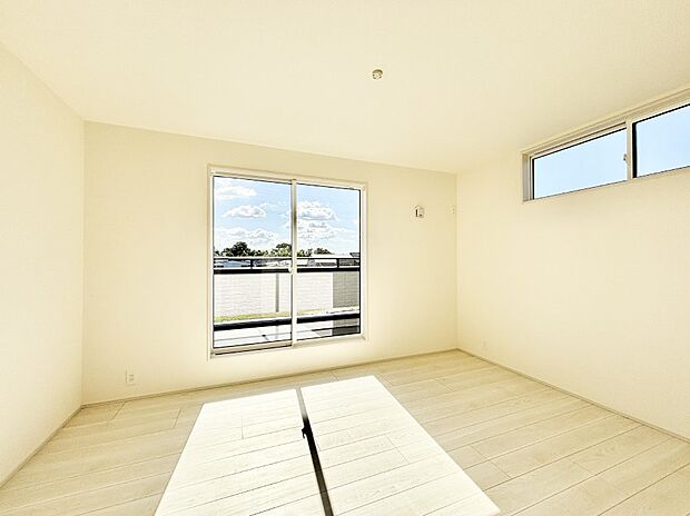 バルコニーが開放感をプラスしてくれる洋室