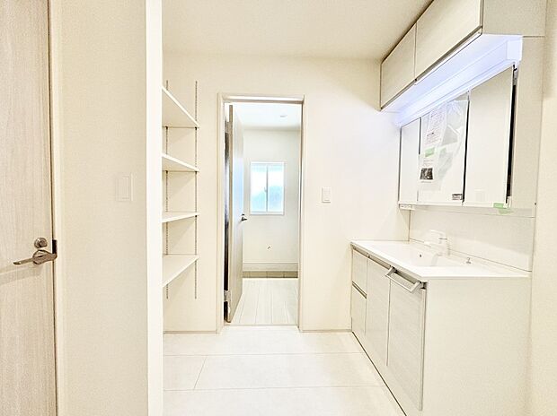 清潔感ある洗面化粧室で朝の身支度も快適