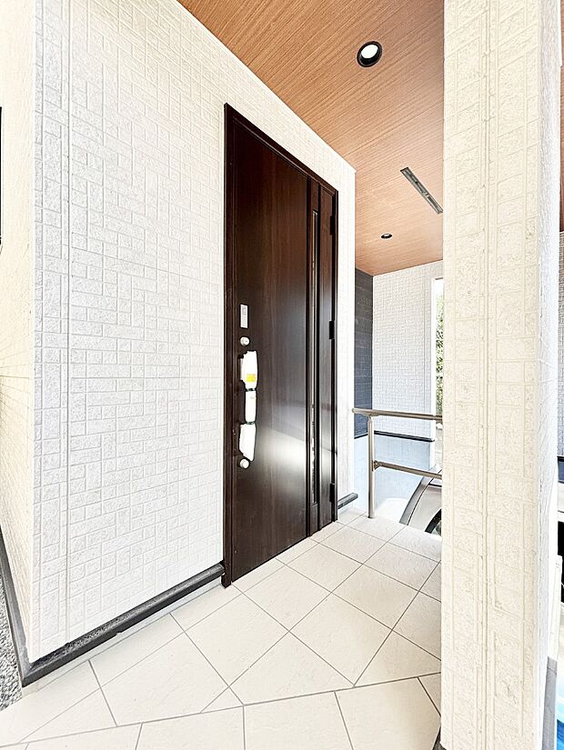 玄関前は雨が降っても濡れにくい屋根付き