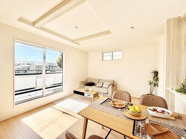 大きな窓からたっぷりの陽光と風を感じられるリビング