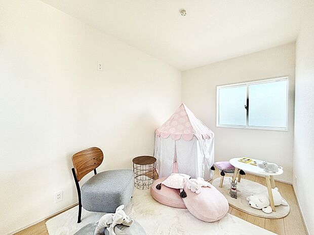 窓からのやさしい光が心地よいプライベートルーム