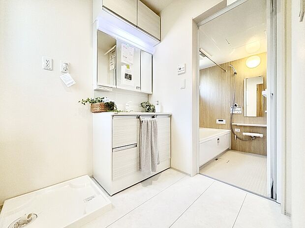 清潔感ある洗面化粧室で朝の身支度も快適