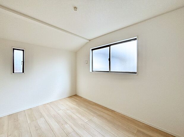 窓からのやさしい光が心地よいプライベートルーム