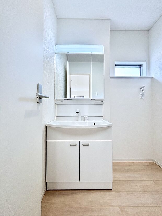 大きく見やすい三面鏡で清潔感ある洗面台は、身だしなみチェックや肌のお手入れにおすすめです。