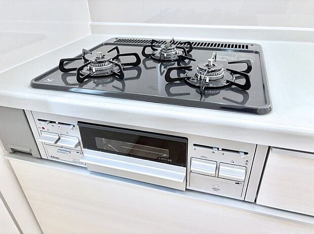 ガスコンロはSiセンサー搭載。火力調節や焦げ付き・消し忘れも防いでくれます。