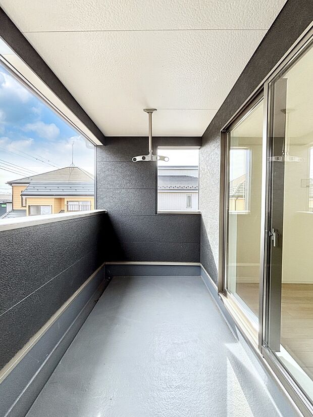 ゆったりバルコニーだから沢山お洗濯ものを干せます。