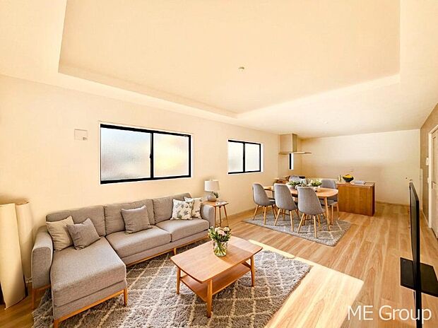 お洒落で開放感のある折り上げ天井を採用したリビング※家具はCGです