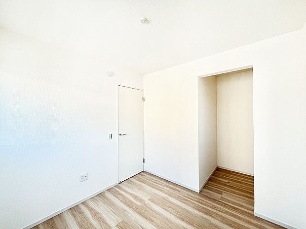 ウォークインクローゼットがあるお部屋。季節ごとの入れ替えも不要で便利です！