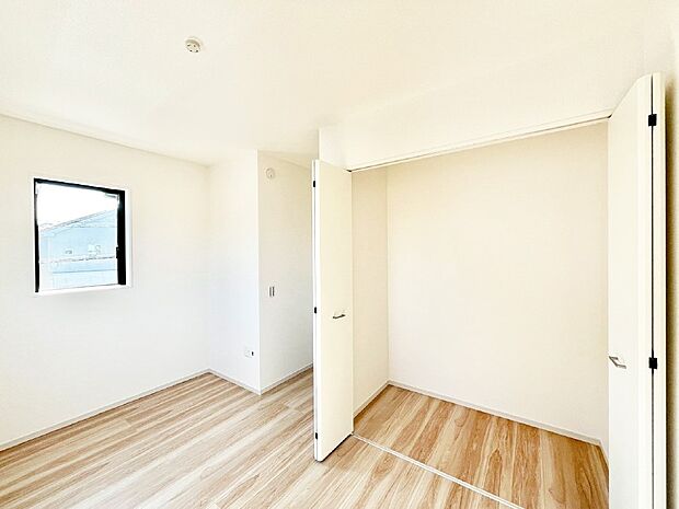 お子さまのお部屋としても！衣類の整理整頓に便利なクローゼット付きの洋室。