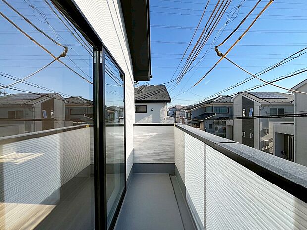 暖かな陽光が降り注ぐバルコニーはお洗濯におすすめ。爽やかな風も心地よいです。 