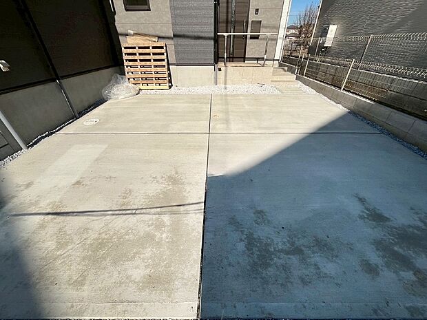 駐車2台可能!急なお客様の駐車に。また、ご家族の自転車スペースとしても大活躍。