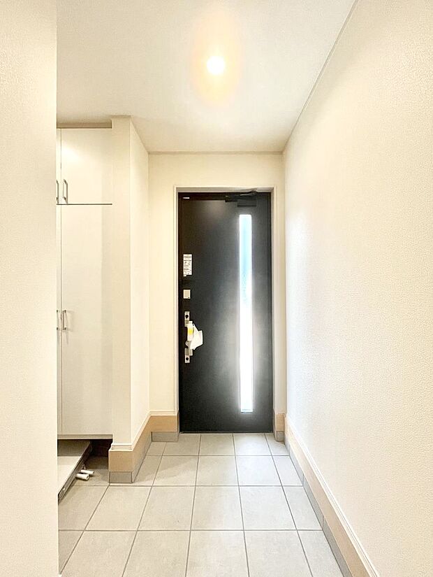 明るい玄関はお客様をお出迎えするのにぴったりです!