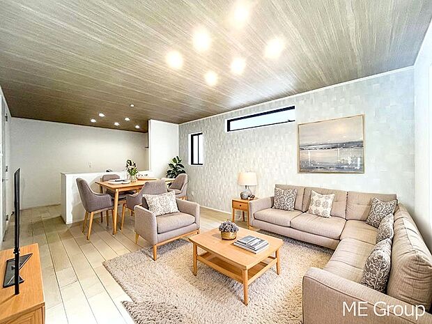 ご家族の賑やかな話し声で包まれる明るいリビング ※家具はCGです