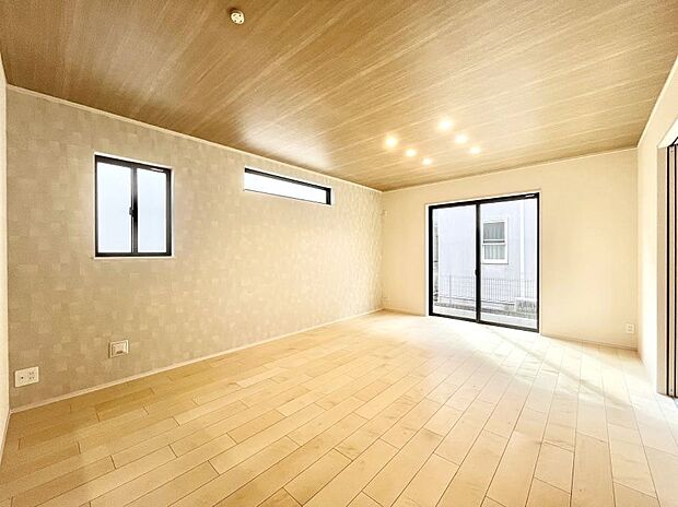 大きな窓からたっぷりの陽光と風を感じられるリビング