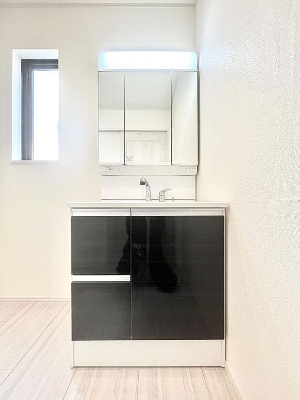 大きく見やすい三面鏡で清潔感ある洗面台は、身だしなみチェックや肌のお手入れにおすすめです。