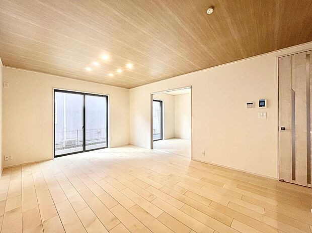 家族の笑顔が自然と生まれてくる、そんな雰囲気のダイニングに仕上がっています。