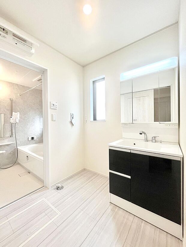 清潔感のある快適空間です。毎日の身支度も気持ち良くお使い頂けます。