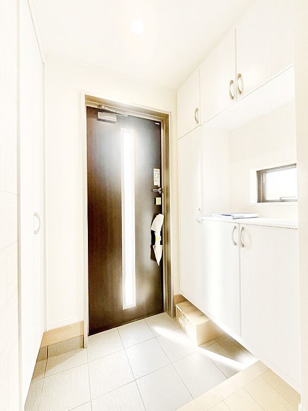 明るい陽光が入り込む玄関。ご家族の靴もスッキリ収納できる玄関収納付きです！