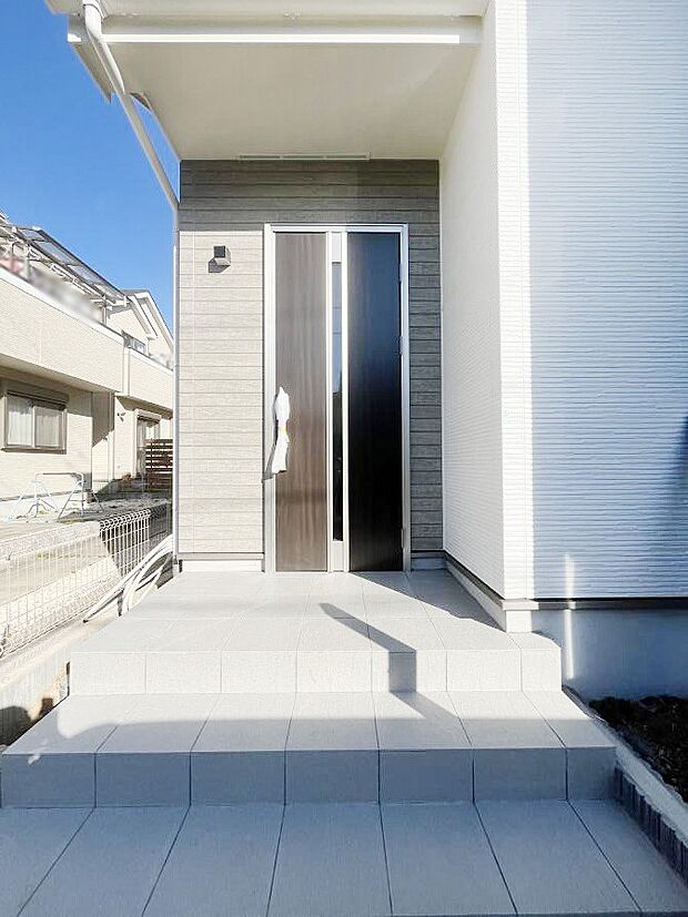 大切な家族、来客を出迎える玄関。