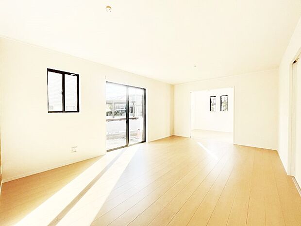 明るい陽光が注ぎ、寛ぎの雰囲気に満たされるリビングダイニング