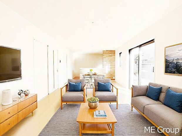 明るい陽光に包まれる心地よいリビングで家族団らん! ※家具はCGです