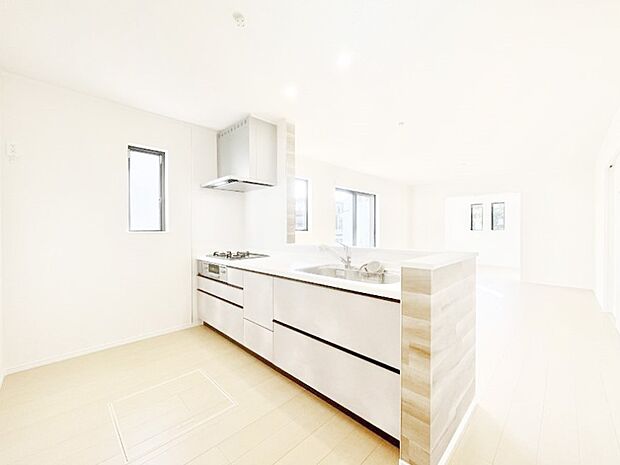 ご家族の会話弾む対面キッチン。お料理中のパパママもご家族と過ごす時間が増えそう!